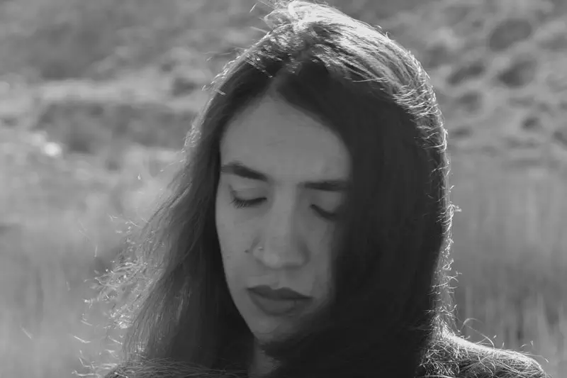سارا با چشمانی بسته